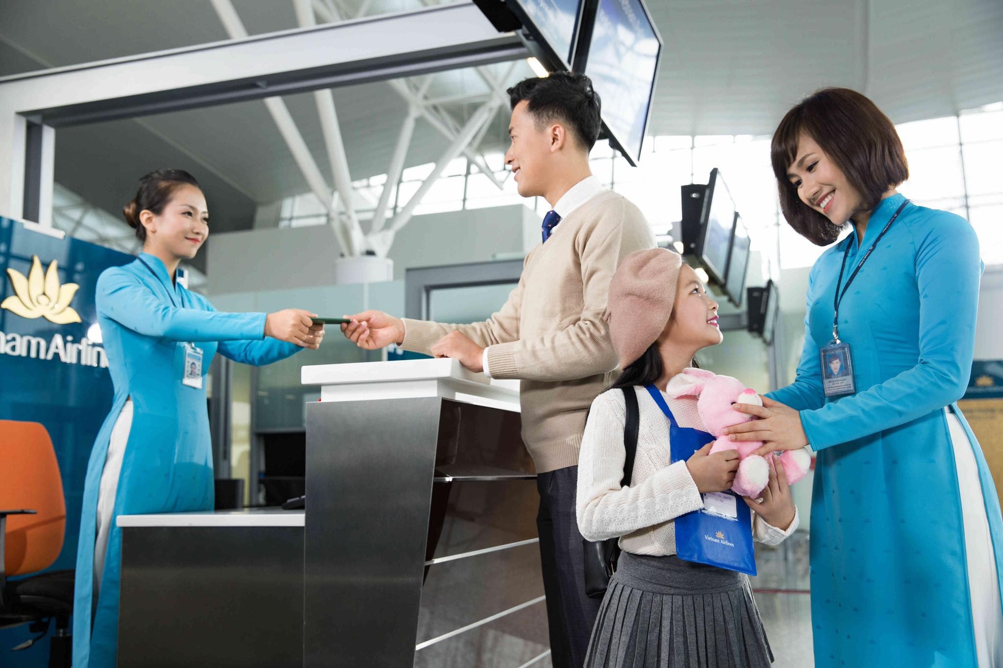 Trẻ từ đủ 14 tuổi trở lên cần xuất trình các giấy tờ như người lớn, có thể bay một mình với dịch vụ hỗ trợ trẻ tại các hãng bay